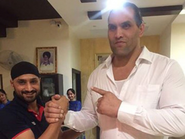 भज्जी और द ग्रेट खली ने मिलाया हाथ