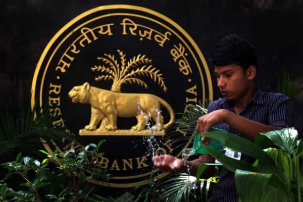 रुपये में गिरावट थामने को RBI ने हस्तक्षेप किया