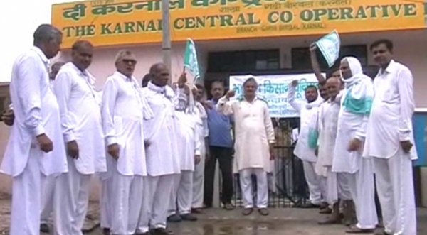 प्रधानमंत्री बीमा योजना का किसानों ने प्रदर्शन कर किया विरोध  