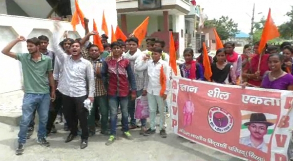 सिरसा : कॉलेजों में 20% सीटें बढ़ाए जाने को लेकर स्टूडेंट्स का धरना प्रर्दशन