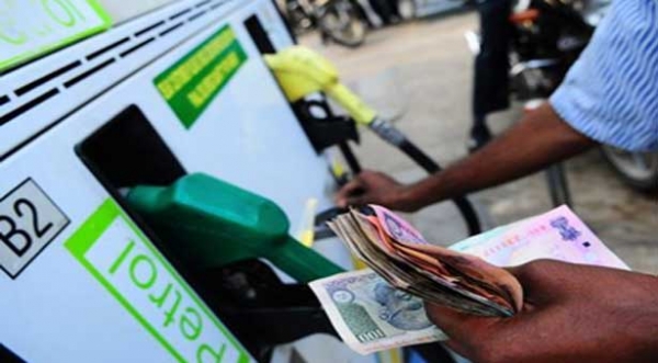 पेट्रोल 1.42 रुपए लीटर और डीजल 2.01 रुपए प्रति लीटर सस्ता