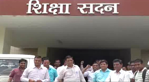 अध्यापकों ने शिक्षा सदन के बाहर नए स्टेशन पर जोइनिंग को लेकर की नारेबाजी