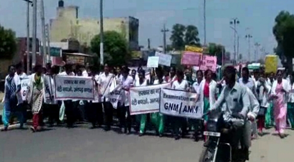 परीक्षाओं की मांग को लेकर ANM और GNM छात्राओं ने किया प्रदर्शन