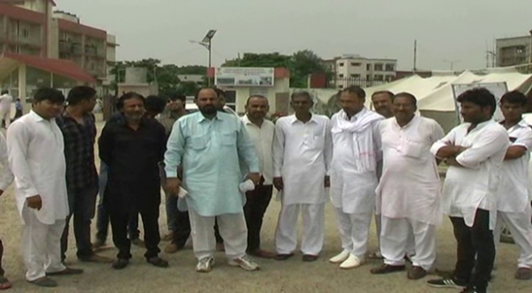 बेरी-बहादुरगढ़ मार्ग पर बस चलाने की मांग को लेकर सरपंचों ने सौंपा ज्ञापन