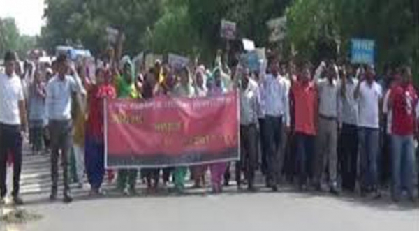 पंचकूला : कंप्यूटर शिक्षकों का फूटा गुस्सा,शिक्षा विभाग का किया घेराव