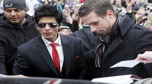 फिर धरे गए शाहरुख़ अमरीकी एयरपोर्ट पर,ट्वीट कर ऐसे जताया गुस्सा