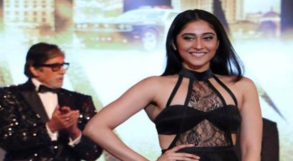 अमिताभ के सामने एक्ट्रेस रेजिना की खिसक गई ड्रेस