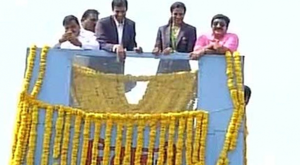 हैदराबाद पहुंचीं सिंधु, चैंपियन की तरह हुआ स्वागत