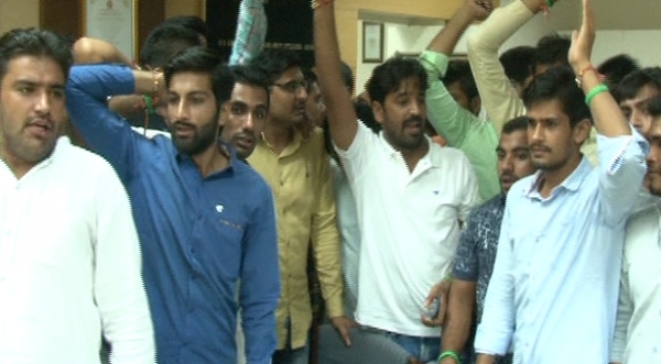  रोहतक : इनसो ने किया MDU कुलपति कार्यालय का घेराव