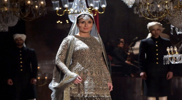 LAKME FASHION में वॉक करते हुए भावुक हुईं करीना