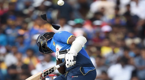 बाल-बाल बचे श्रीलंकाई कप्तान मैथ्यूज, सन्न रह गए खिलाड़ी