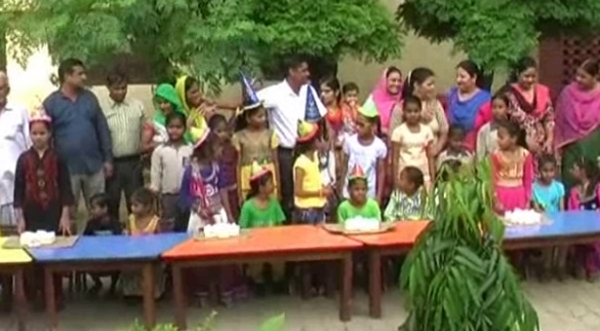 गुहला चीका : स्कूल में एक साथ मनाया गया 27 लड़कियों का जन्म दिन