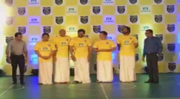 फुटबॉल के प्रमोशन के लिए सचिन ने पहनी लुंगी