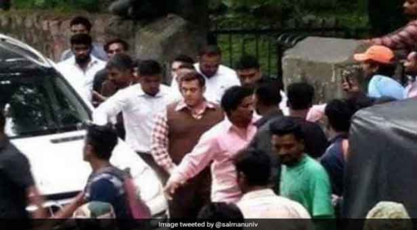 ट्यूबलाइट के सेट पर साधारण लुक में नजर आ रहे हैं सलमान खान