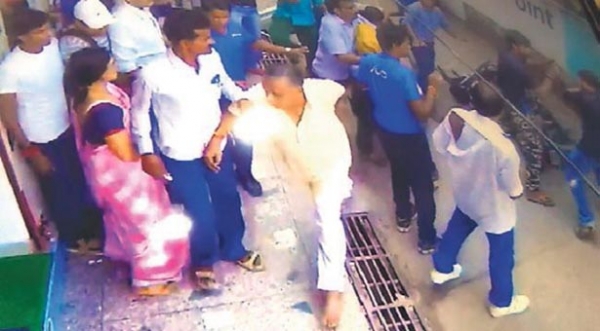 Jio सिम के लिए मोबाइल शोरूम में हंगामा