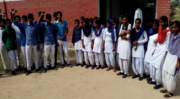 रतिया : अध्यापकों की कमी को लेकर छात्राओं ने की नारेबाजी