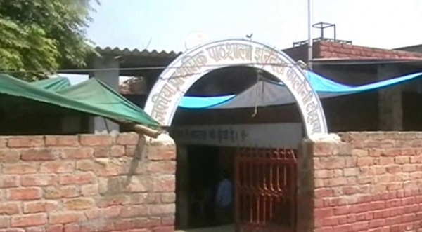 टोहाना :बच्चों के भविष्य के साथ खिलवाड़. एक कमरें में चल रही दो-दो कक्षाएं