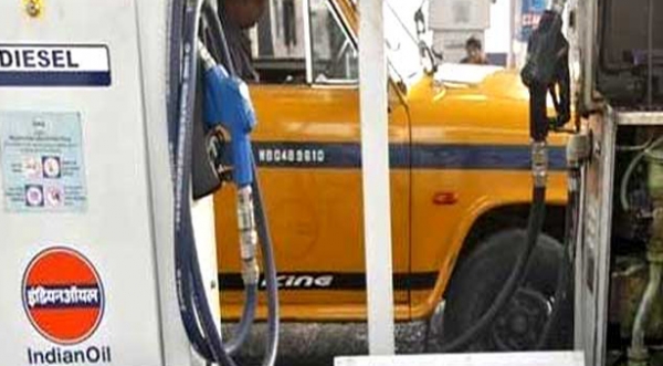 पेट्रोल का दाम 28 पैसे प्रति लीटर बढ़ा, डीजल हुआ 6 पैसे सस्ता