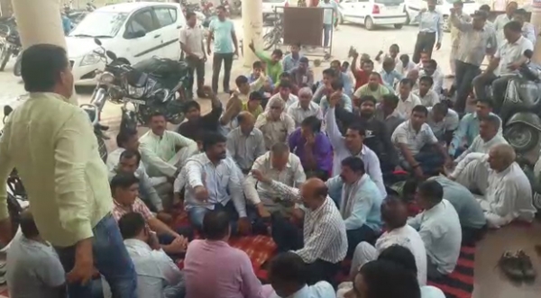 बहादुरगढ़ : बिजली कर्मचारियों ने की हड़ताल,पुलिस और प्रबंधन के खिलाफ की नारेबाजी