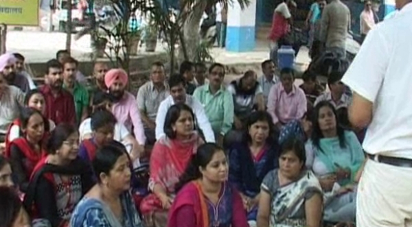 शिक्षा स्तर में सुधार की मांगो को लेकर धरना पर बैठे शिक्षक