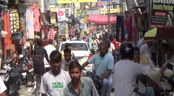 त्योहारों को लेकर दुकानों में रौनक,ग्राहक जमकर कर रहे है खरीददारी