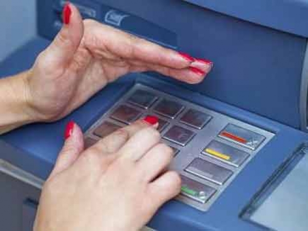 अगर आपके पास भी है डेबिट कार्ड तो जरूर करें ये काम