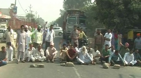 गुहला चीका :सरकारी बिक्री केंद्र पर गेंहू का बीज न मिलने से गुस्साएं किसानों ने रोड़ ज