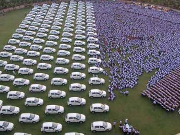 यह हीरा कंपनी 1650 कर्मचारियों को फिर से देगी कार व मकान