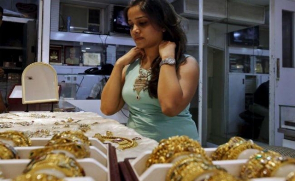 दिवाली कारोबार में सोना गिरा, चांदी स्थिर