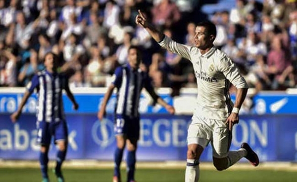 रोनाल्डो की हैट्रिक से एल्वेस क्लब को हराकर ला लीगा में शीर्ष पर रियल मेड्रिड