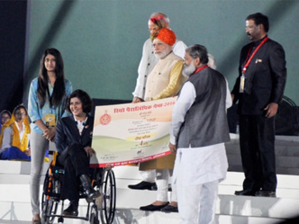 मोदी ने पैरालंपिक पदक विजेता दीपा को नकद पुरस्कार दिया