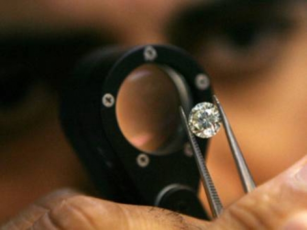 300 कर्मचारियों और उनके परिवार को टूर पर ले जाएगा हीरा व्‍यापारी