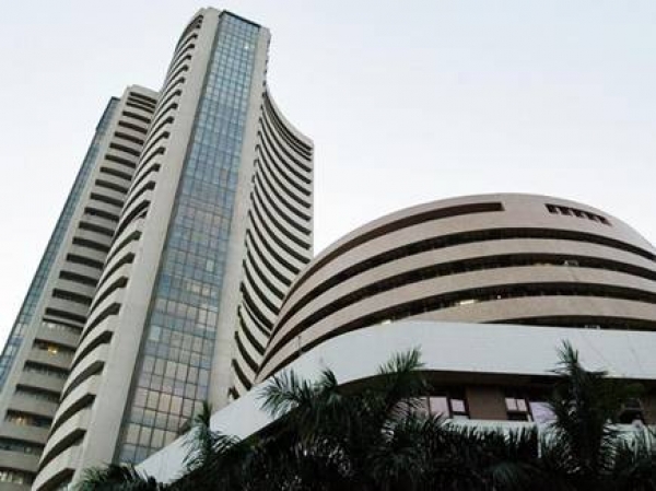 घबराहट में 700 अंक गिरा सेंसेक्स, रुपया कमजोर