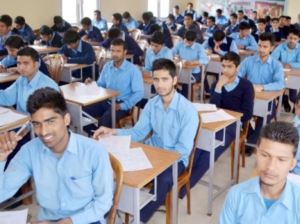 आतंक पर भारी पड़ा परीक्षार्थियों का जोश, बोर्ड परीक्षा में 95 प्रतिशत बच्चे हुए शामिल