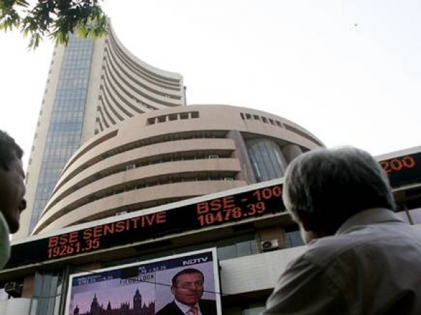 बढ़त के साथ खुले शेयर बाजार में आई गिरावट, सेंसेक्स 73 अंक फिसला