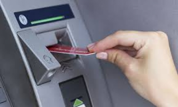 ATM से रुपये निकालना हुआ महंगा, आपके खाते से कट रहे हैं पैसे