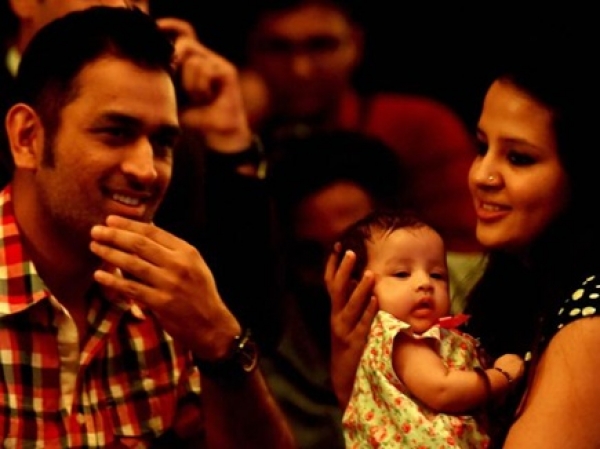 धोनी ने कप्तानी छोड़ सबको चौंकाया और साक्षी ने धोनी को दिया यह सरप्राइज