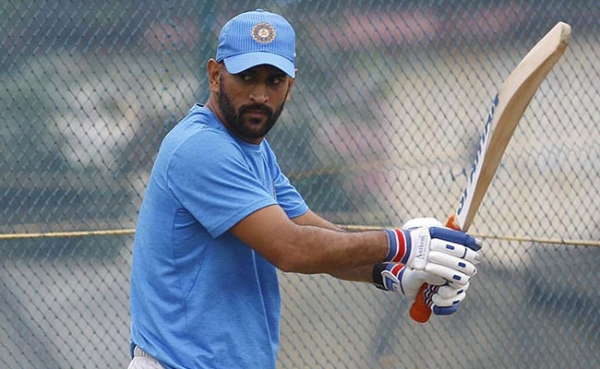 MS धोनी ने वन-डे और टी-20 टीम की कप्तानी छोड़ी