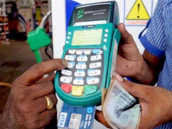 तेल कंपनियां उठाएंगी सरचार्ज का भार, क्रेडिट-डेबिट कार्ड से ले पाएंगे पेट्रोल-डीजल
