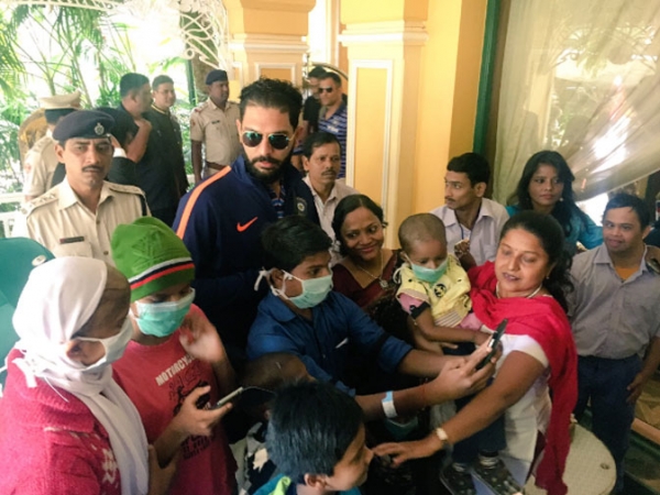 युवराज सिंह ने कैंसर पीड़ित बच्चों के साथ मनाया जीत का जश्न