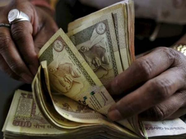 नोटबंदी के आखिरी 10 दिनों में जमा रकम की जांच कर रही है सरकार