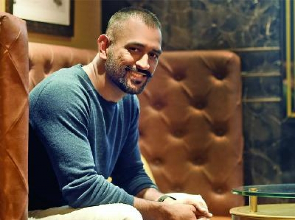 धोनी की बेटी संग मस्ती और डॉग्स संग खेल