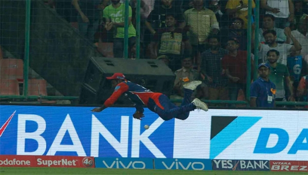 शतक से सनसनी मचाने वाले संजू सैमसन ने हवा में उड़कर रोका छक्का