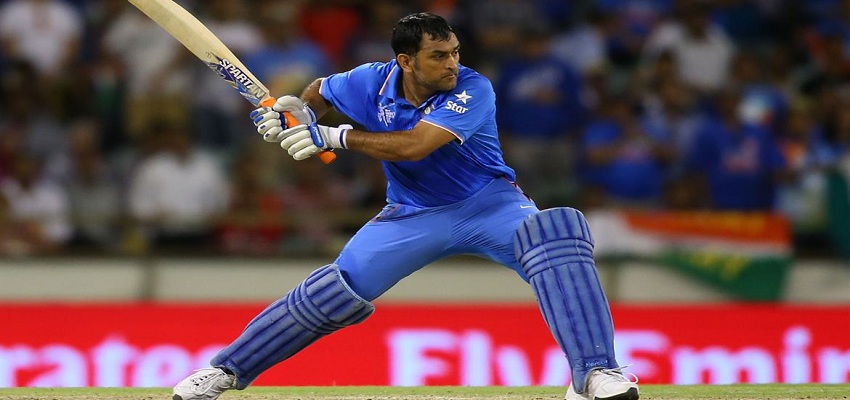 फैंस ने कहा धोनी की धीमी बल्लेबाजी की वजह से मिली हार।