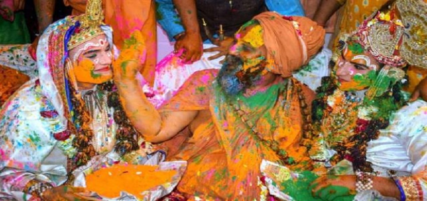 बरसाना में सुबह से ही रंगों की बरसात।