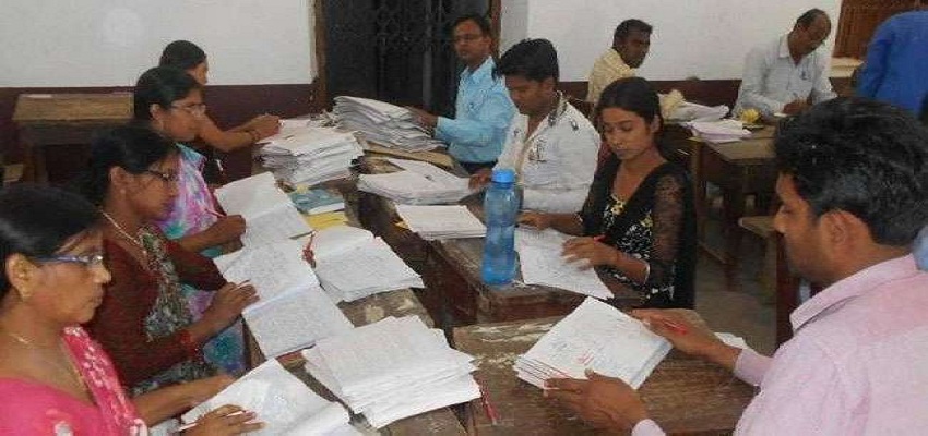 कैमरों की निगरानी में हो रहा मूल्यांकन।