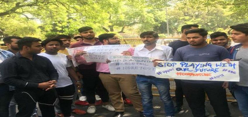 सीबीएसई पेपर लीक के खिलाफ छात्रों का प्रदर्शन लगातार जारी।