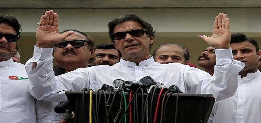 इमरान खान ने पाकिस्तान प्रधानमंत्री पद के लिए ली शपथ।