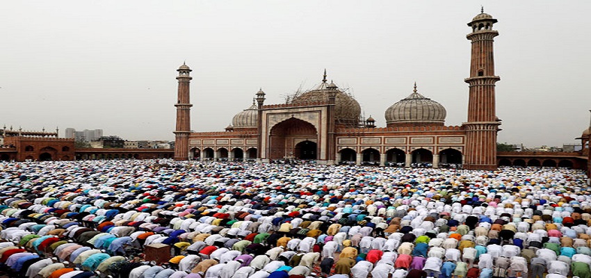 ईद-उल-अजहा आज, एक-दूसरे को गले मिलकर दी मुबारबाद।