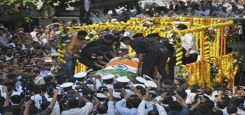 गोवा के CM मनोहर पर्रिकर की अंतिम विदाई, सड़कों पर उमड़ा जन सैलाब